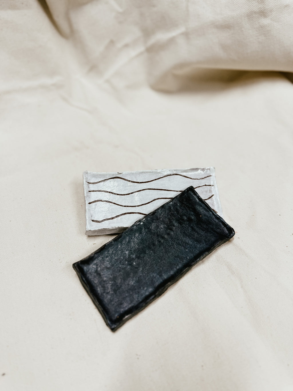 LANIAKEA STUDIO | PLACA CERÁMICA RECTANGULAR PEQUEÑA NEGRA